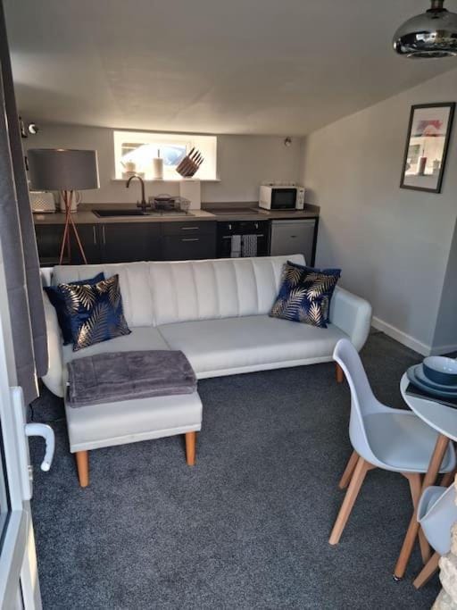 Flamingos Nest Oxford Countryside Apartment Oxford - Bicester Village - Blenheim Palace Festival - WiFi- Free Parking Apartment in Cherwell District