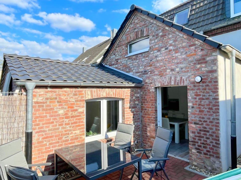 Property building, Patio, Balcony/Terrace, Dining area