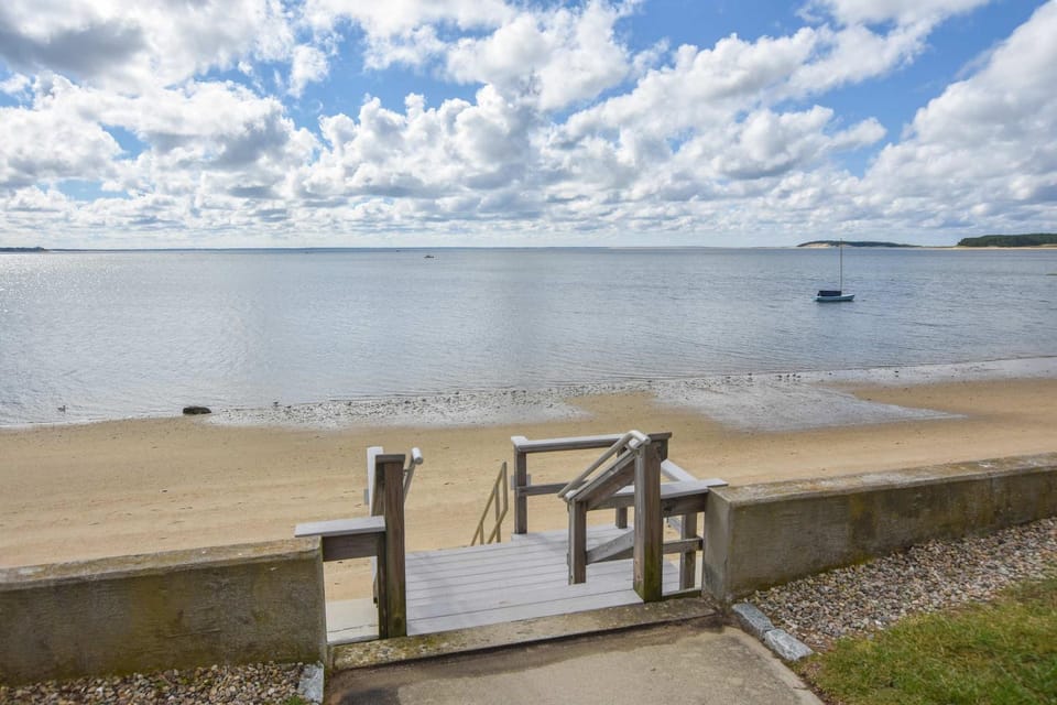 Waterfront easy access to town center House in Wellfleet