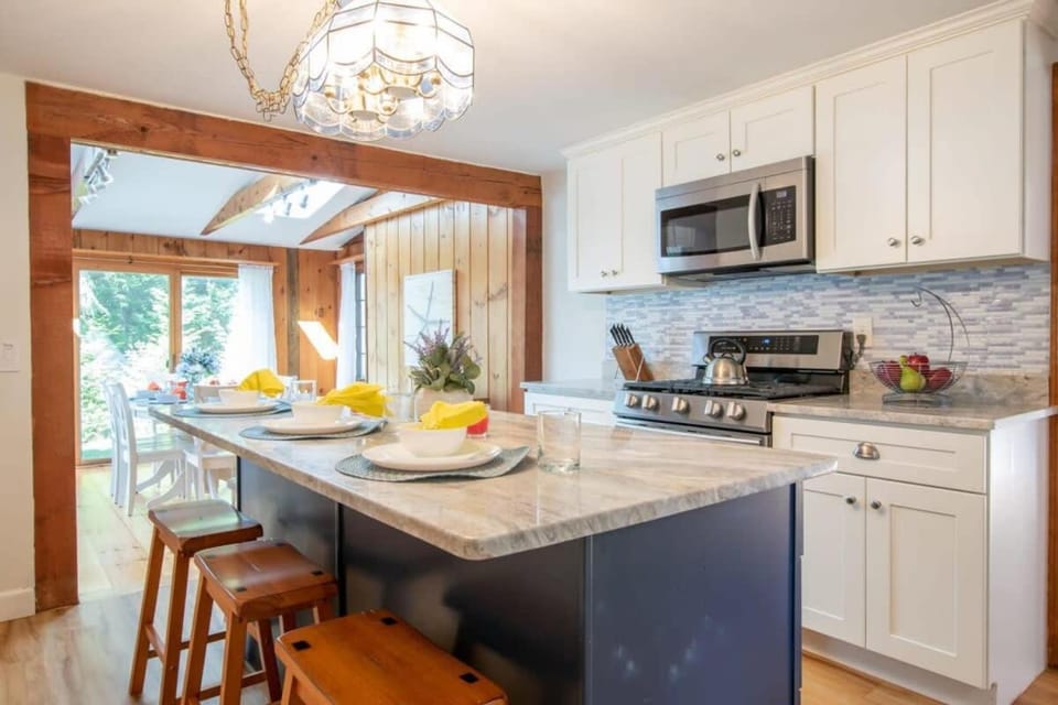 A Contemporary Gem w Cape Character Dog Friendly House in Orleans