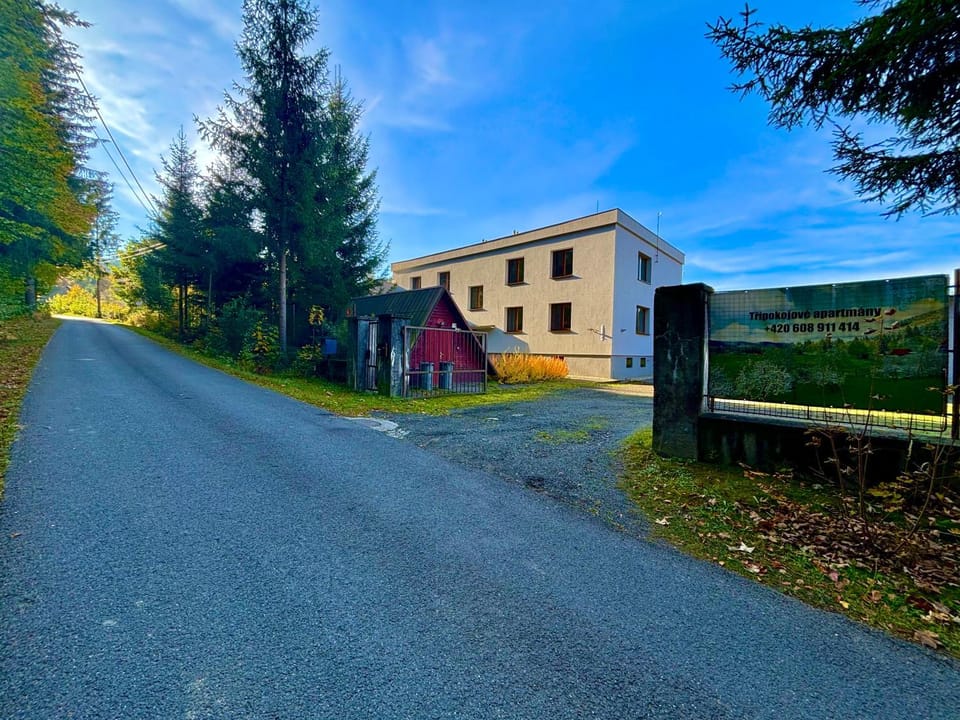Property building, Spring, Day, Neighbourhood, Natural landscape, Summer, Autumn, Street view