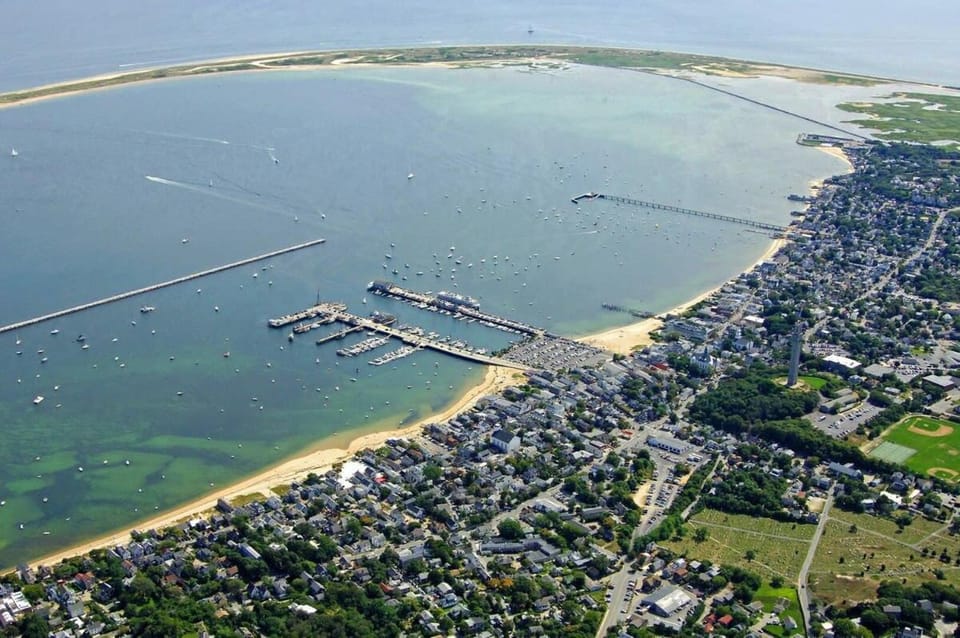 1 Min Walk to Water Town Patio and AC House in Provincetown