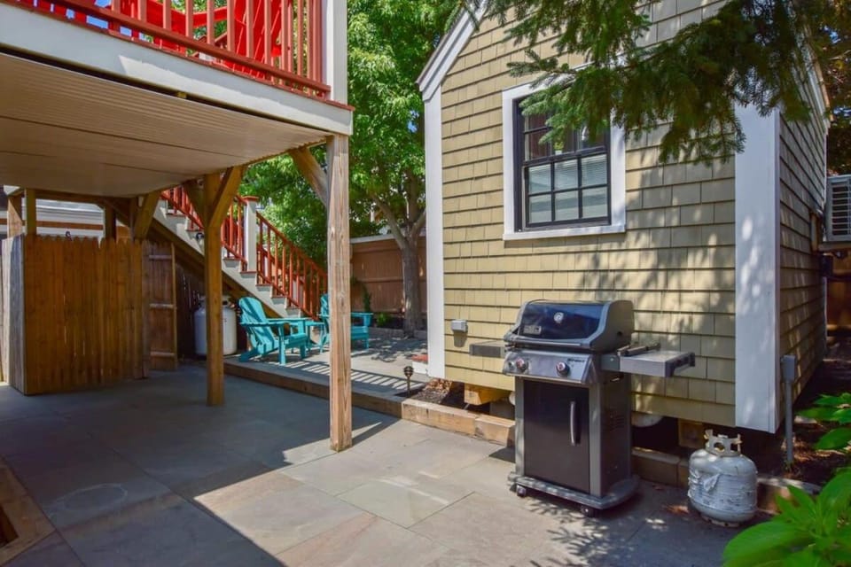 1 Min Walk to Water Town Patio and AC House in Provincetown