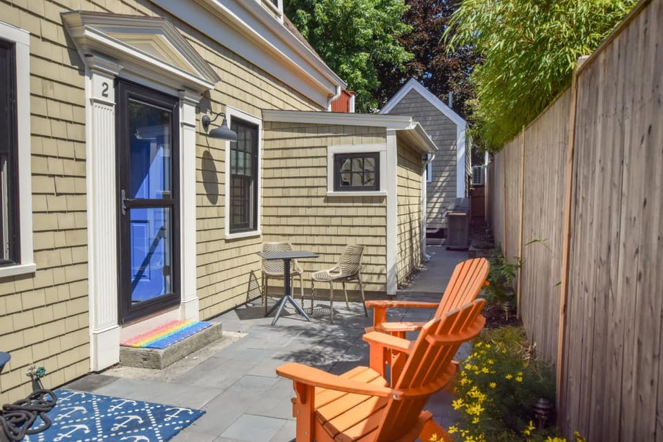 1 Min Walk to Water Town Patio and AC House in Provincetown
