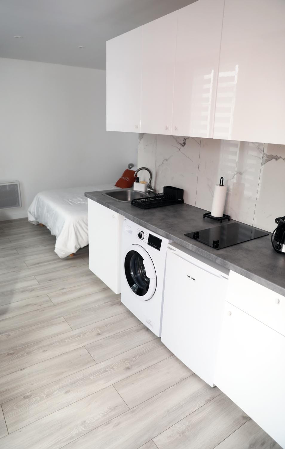 Kitchen or kitchenette, minibar, stove, toaster, washing machine