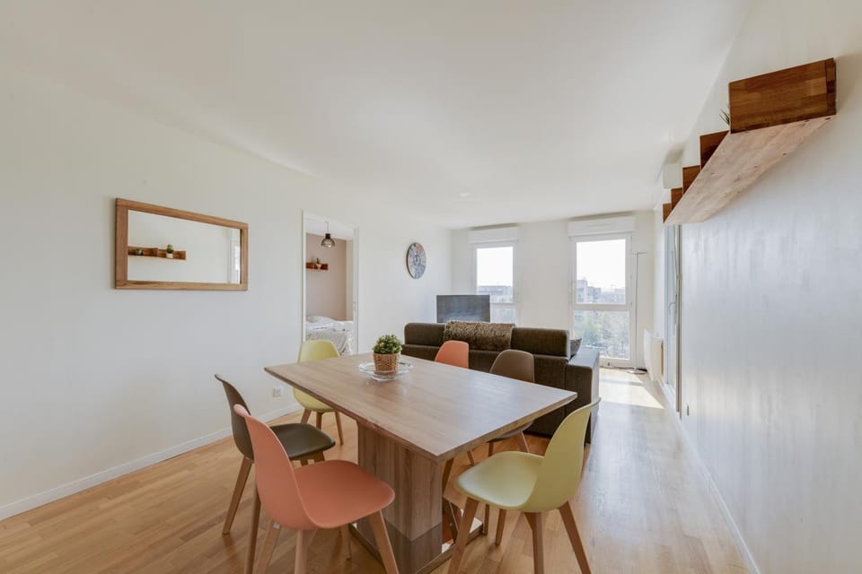 TV and multimedia, Living room, Seating area, Dining area