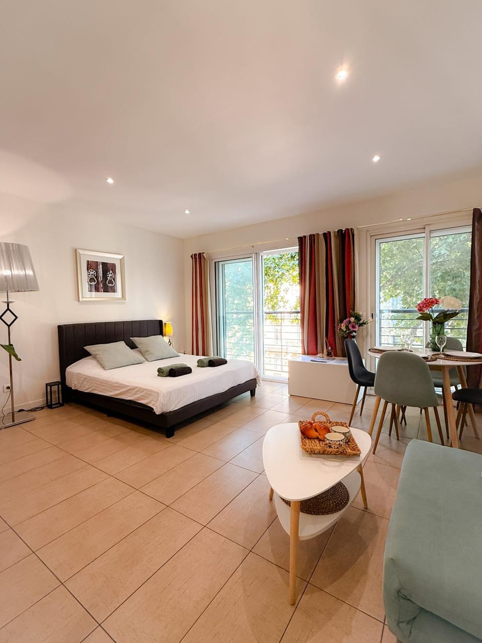 Bed, Living room, Photo of the whole room, Seating area, Dining area