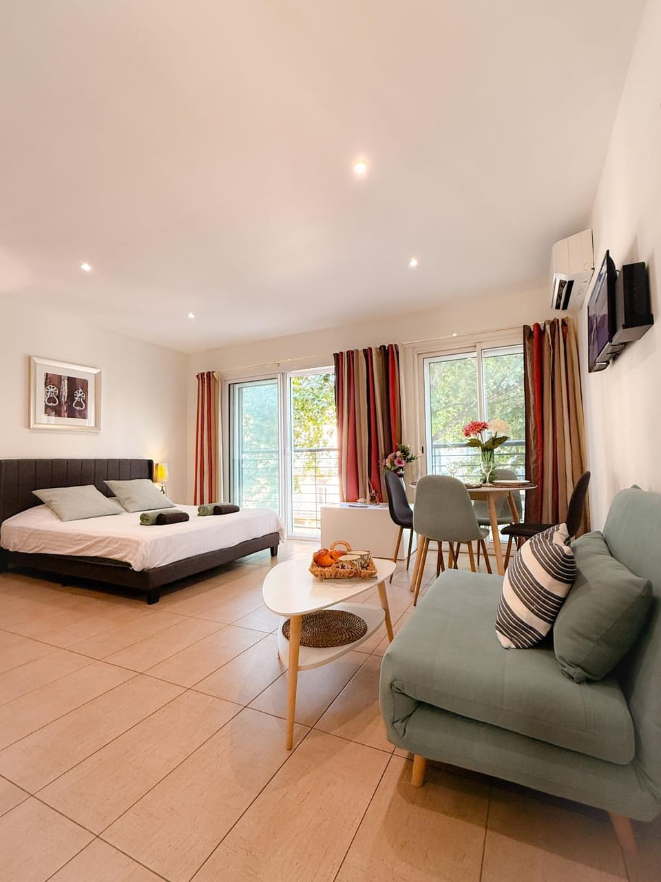 Bed, TV and multimedia, Photo of the whole room, Seating area, Dining area, air conditioner