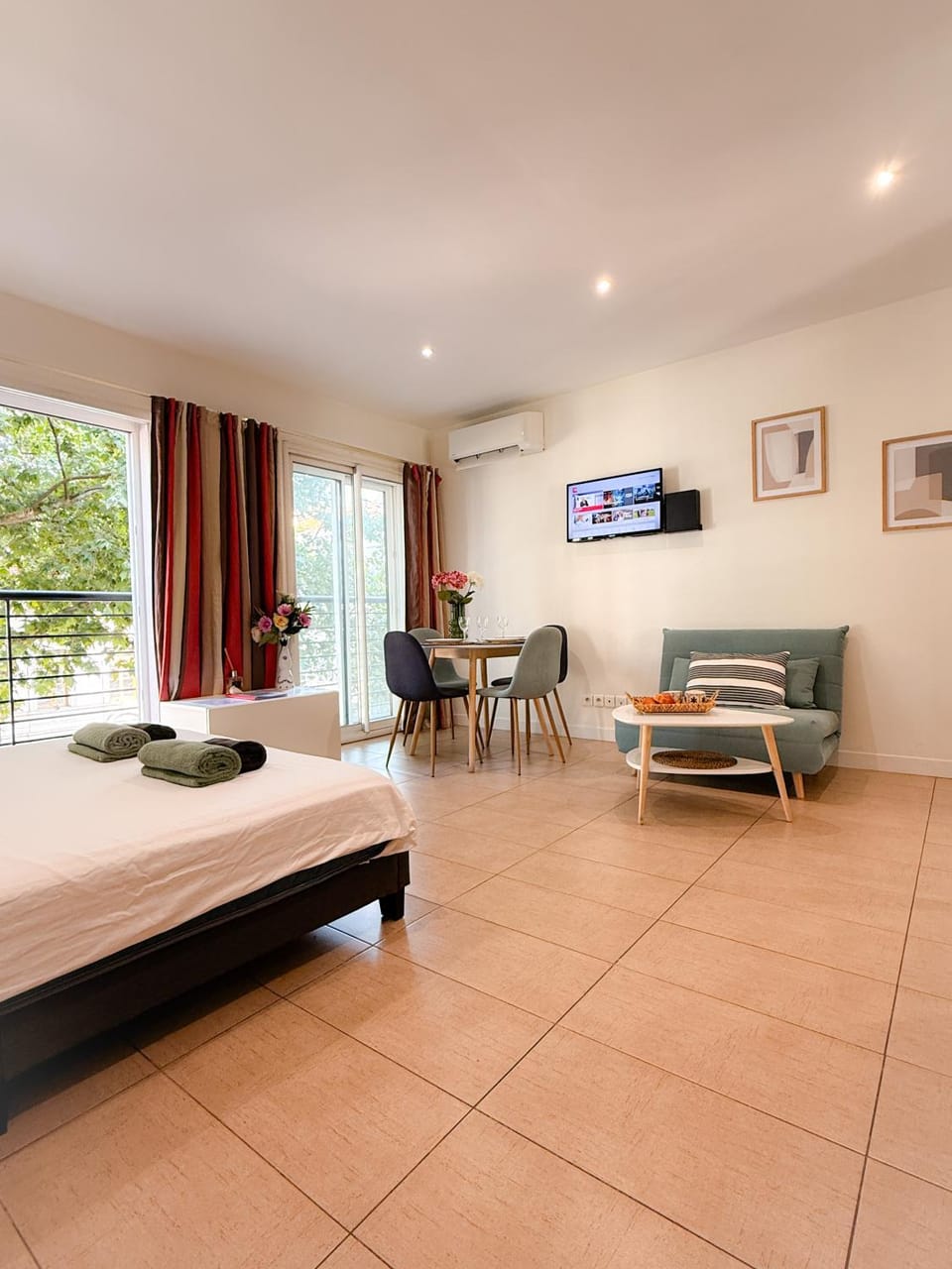 TV and multimedia, Living room, Seating area, Dining area, air conditioner