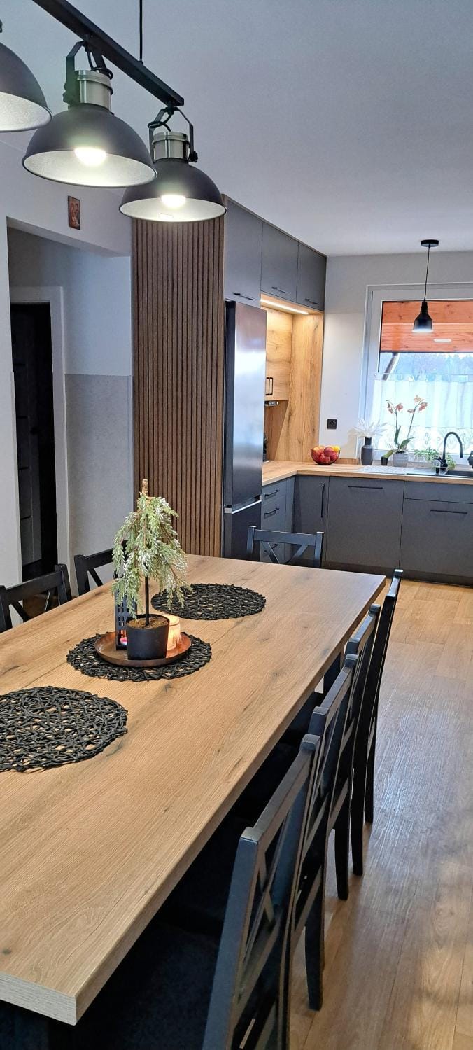 Kitchen or kitchenette, Dining area