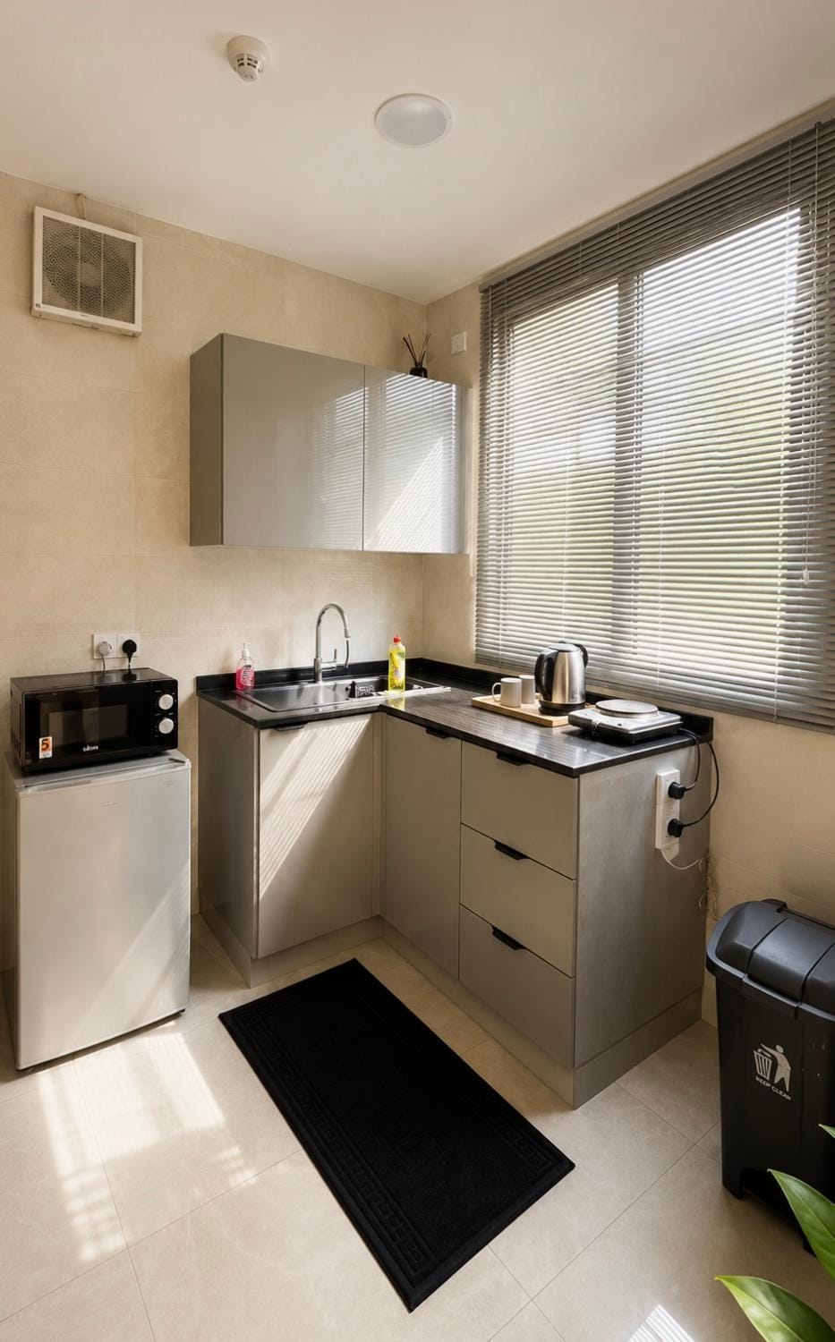 Kitchen or kitchenette, dishwasher, minibar, oven, stove