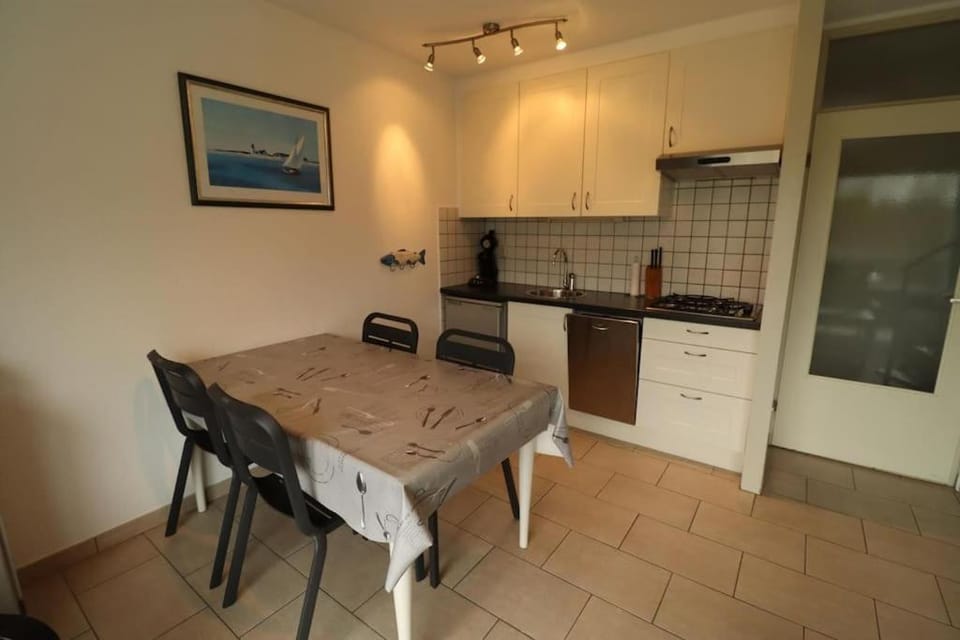 Kitchen or kitchenette, Dining area, stove