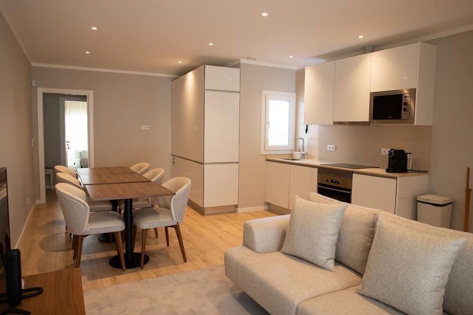 Coffee/tea facilities, Living room, Seating area, Dining area, minibar, pet friendly