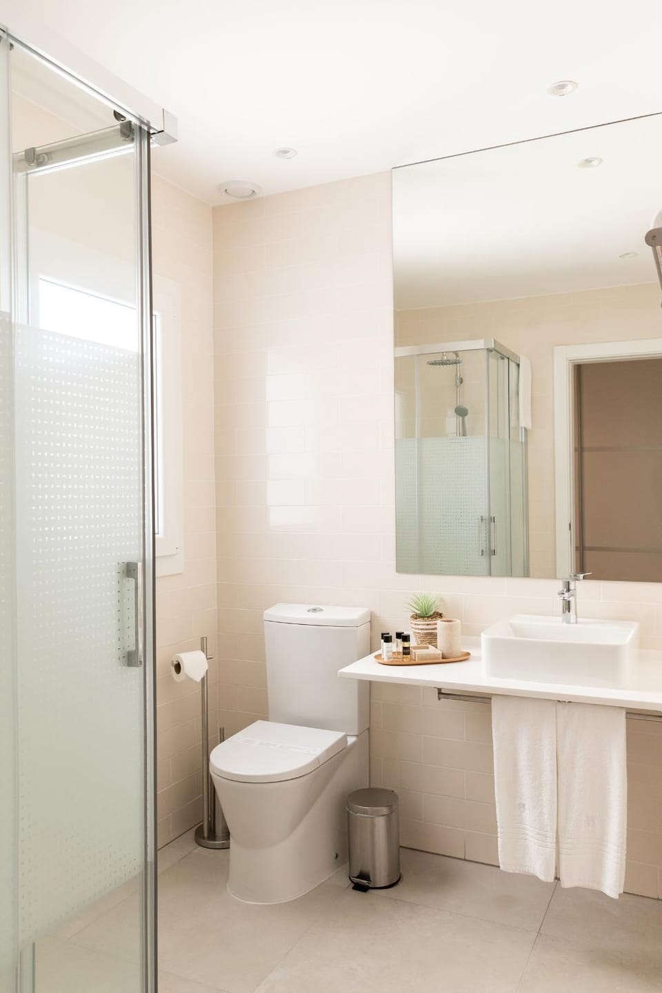 Shower, Toilet, Bathroom, towels