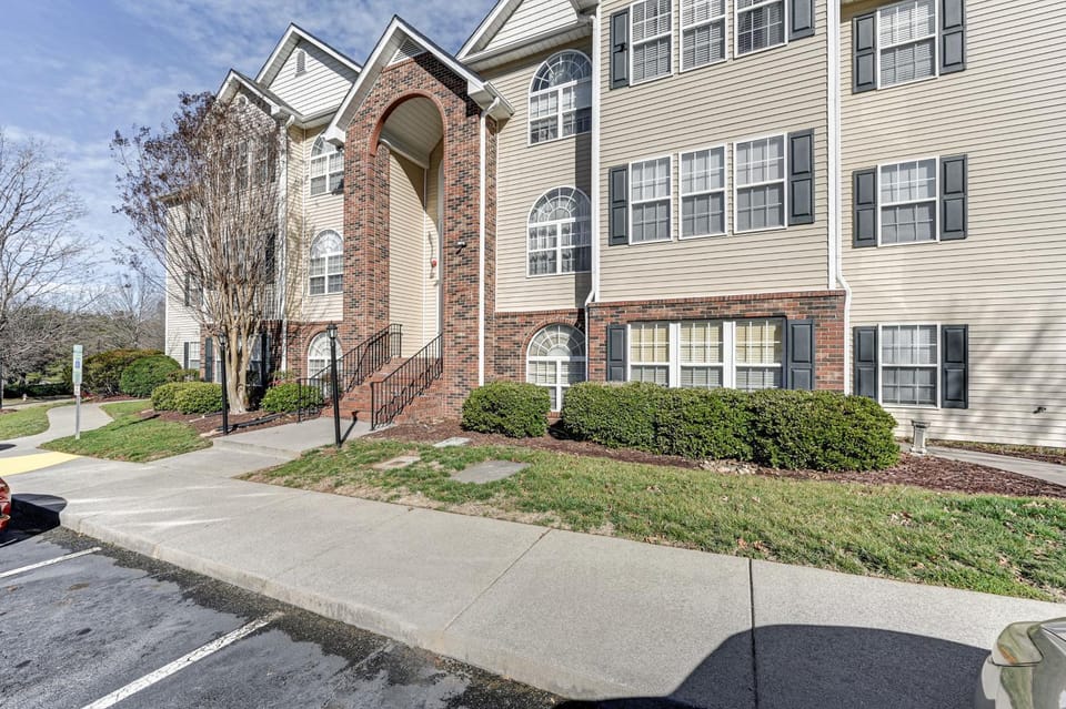 Winston-Salem Condo w/ Balcony: Steps to Golf! House in Winston-Salem