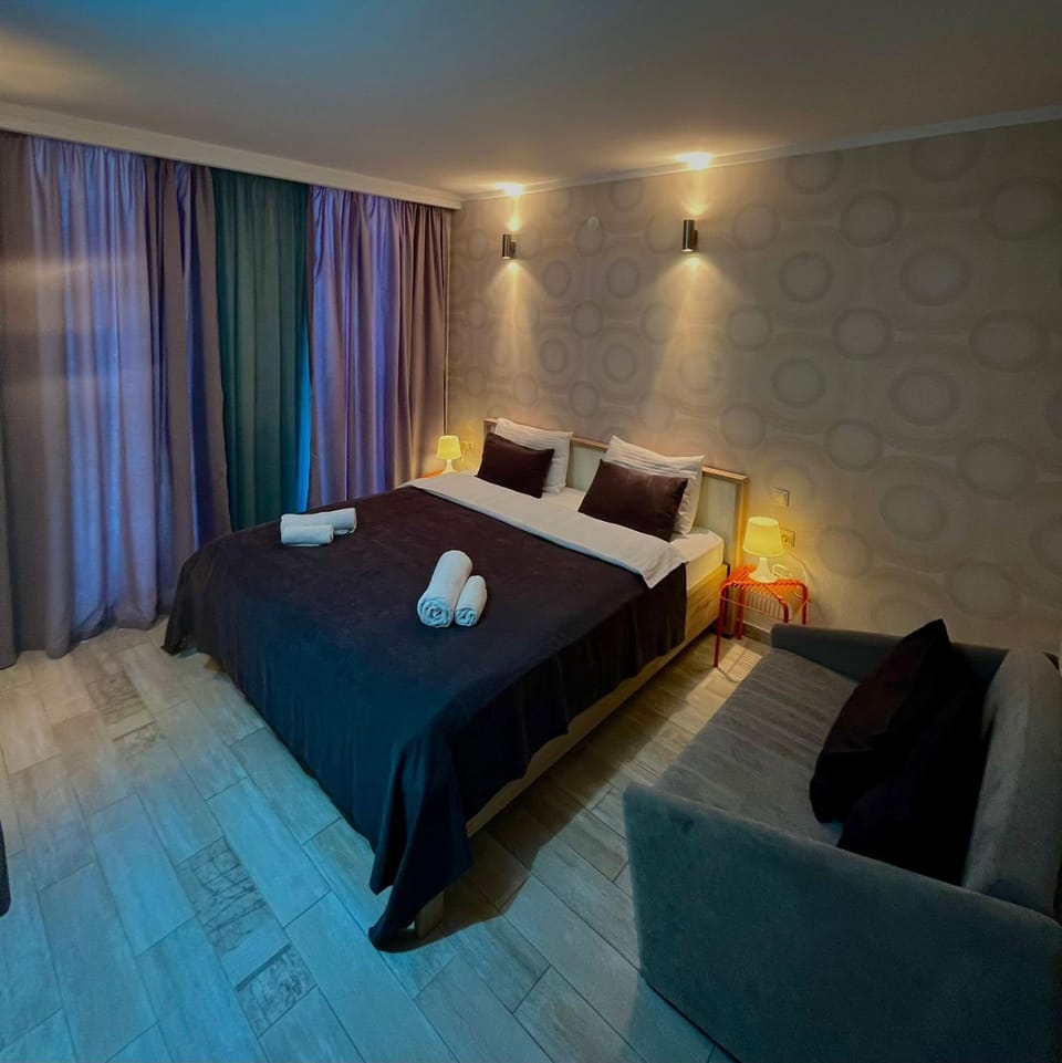 Bed, Bedroom, towels