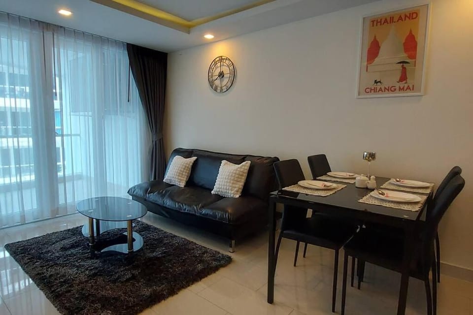 Grand Avenue, Luxury Suite, 72sqm pool view with lounge area Apartment in Pattaya City