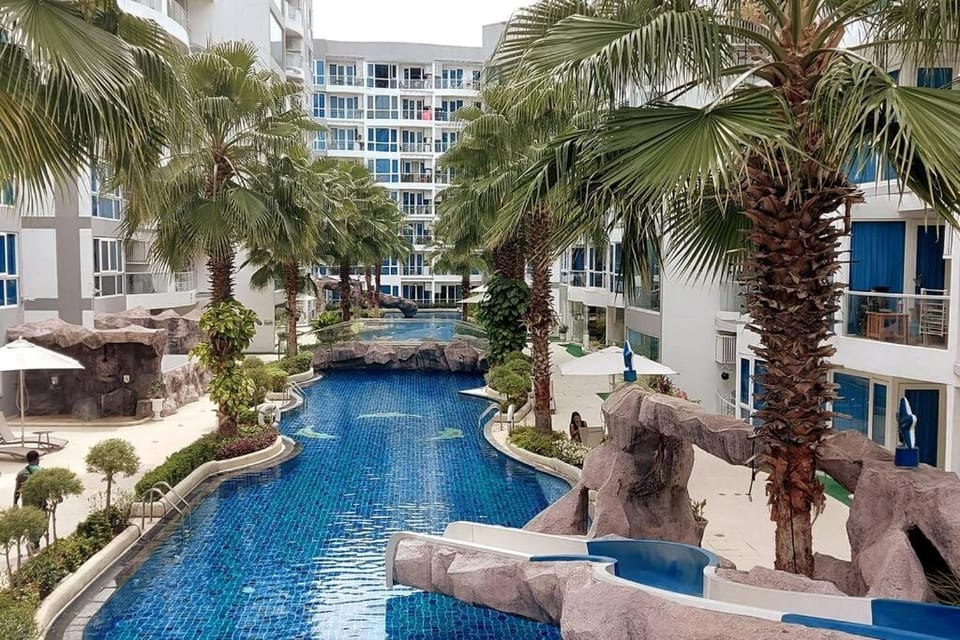 Grand Avenue, Luxury Suite, 72sqm pool view with lounge area Apartment in Pattaya City