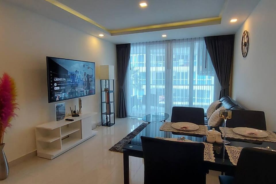 Grand Avenue, Luxury Suite, 72sqm pool view with lounge area Apartment in Pattaya City