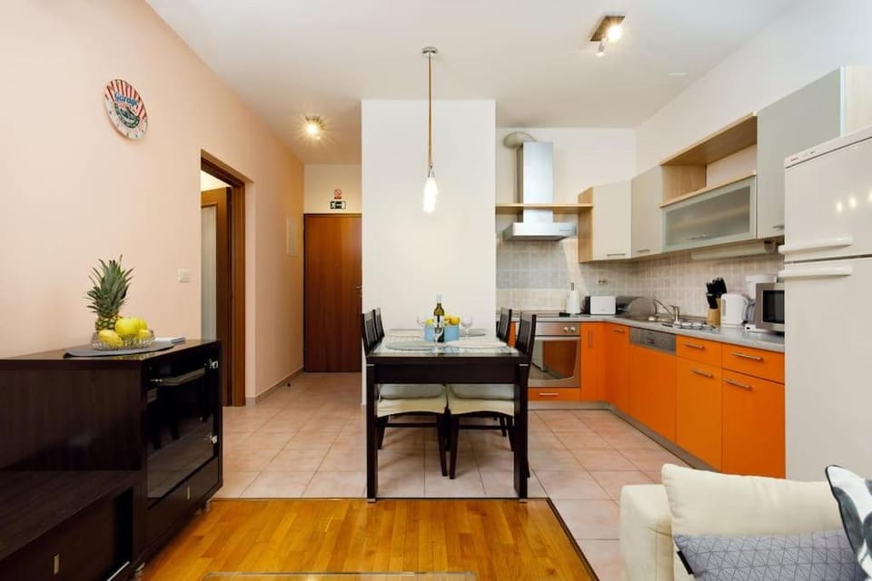 Kitchen or kitchenette, Living room, Seating area, Dining area, dishwasher, minibar, pet friendly, stove
