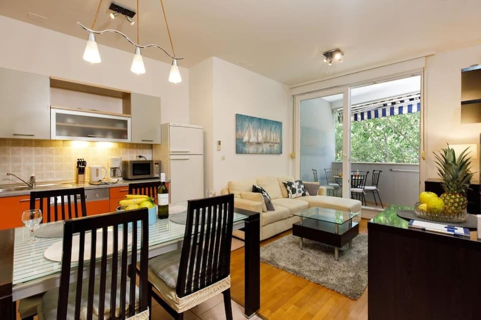 Kitchen or kitchenette, Living room, Seating area, Dining area, minibar, pet friendly, stove