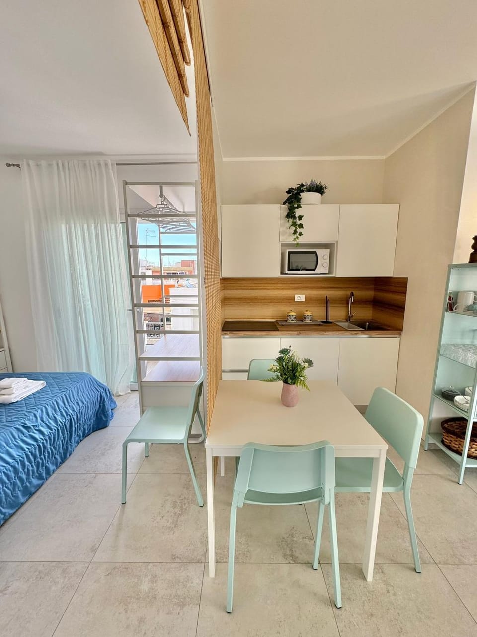 Kitchen or kitchenette, Photo of the whole room, Seating area