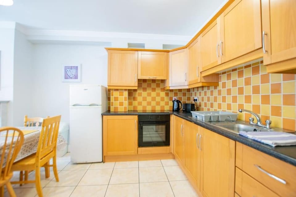 88 - Spacious Townhouse by Shortstays - Sleeps 5 House in Galway
