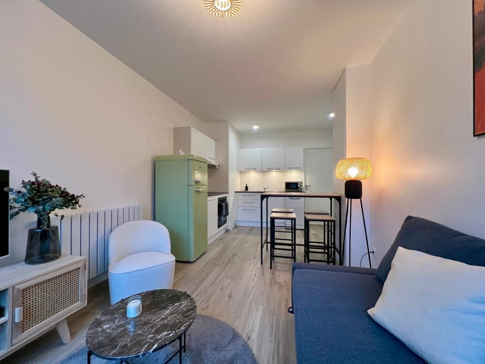 Kitchen or kitchenette, Living room, Seating area, Dining area, minibar