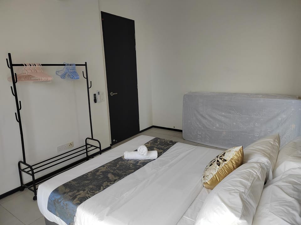 Seaview Infinity Pool , 40th , 9pax, 3Rooms 2Carpark Apartment in George Town