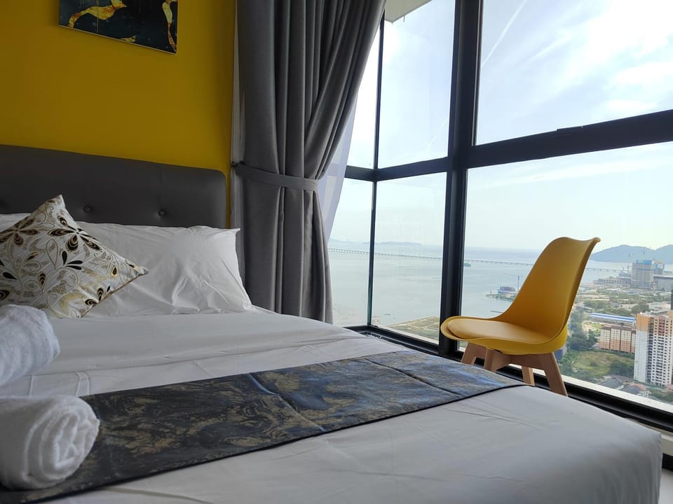 Seaview Infinity Pool , 40th , 9pax, 3Rooms 2Carpark Apartment in George Town