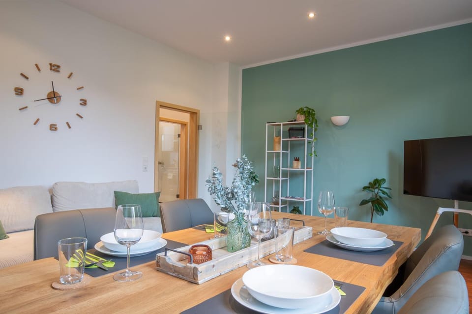 TV and multimedia, Seating area, Dining area