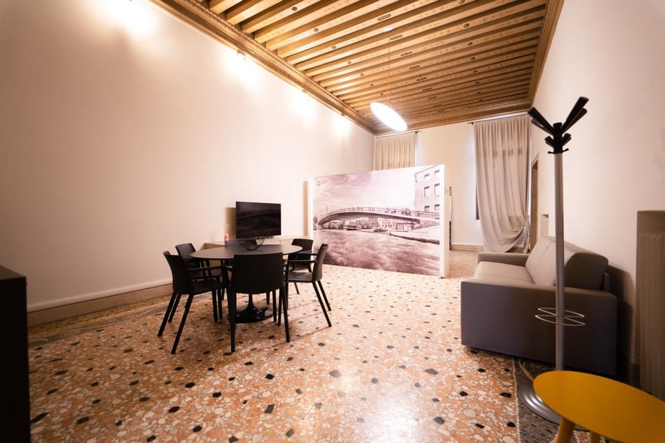TV and multimedia, Living room, Seating area, Dining area