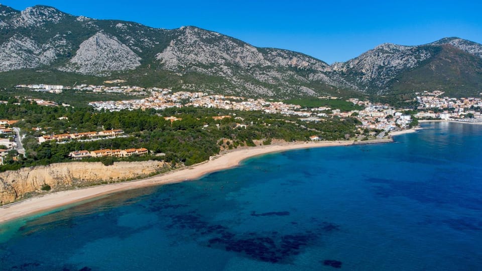 Neighbourhood, Natural landscape, Beach