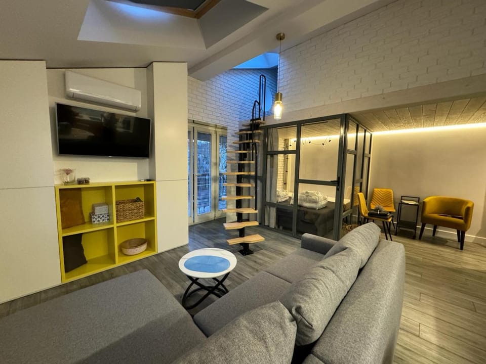 TV and multimedia, Living room, Seating area, Evening entertainment, air conditioner