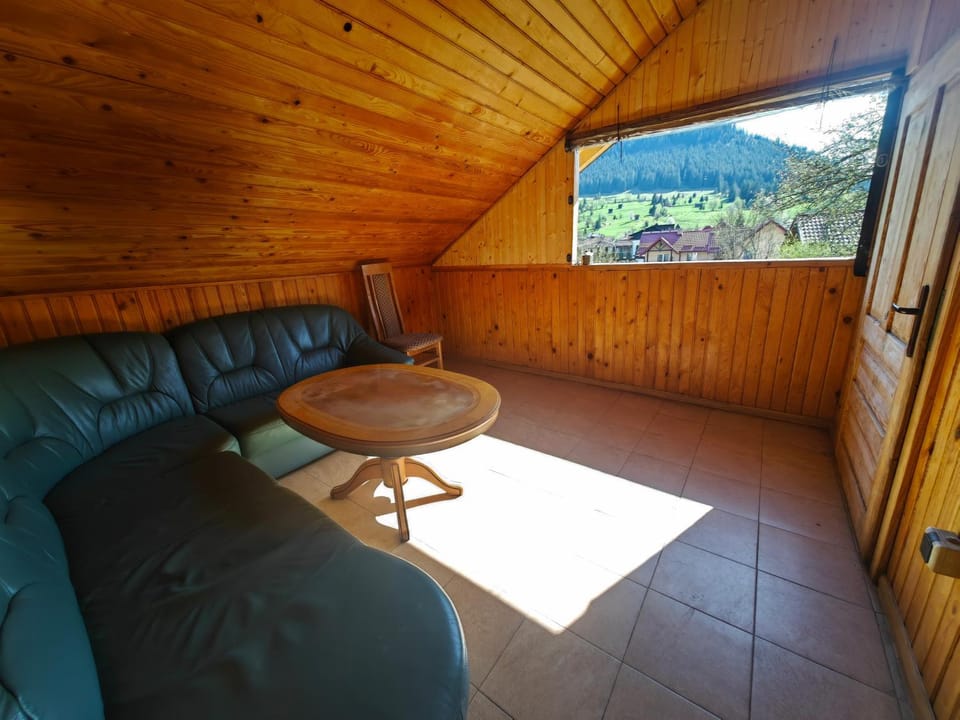 Day, Natural landscape, Living room, Seating area