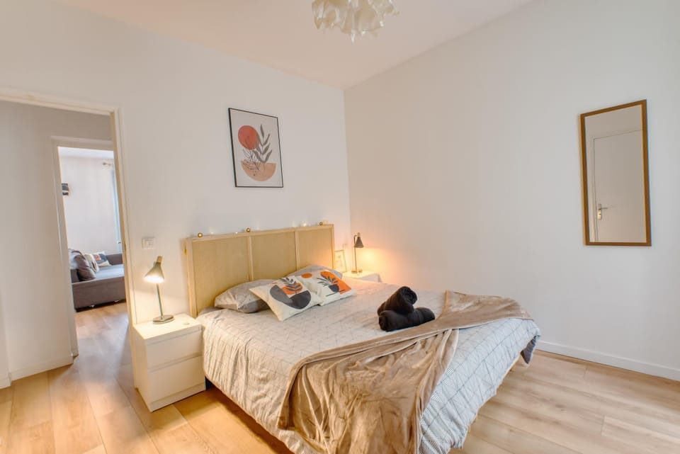 Bed, Bedroom, towels