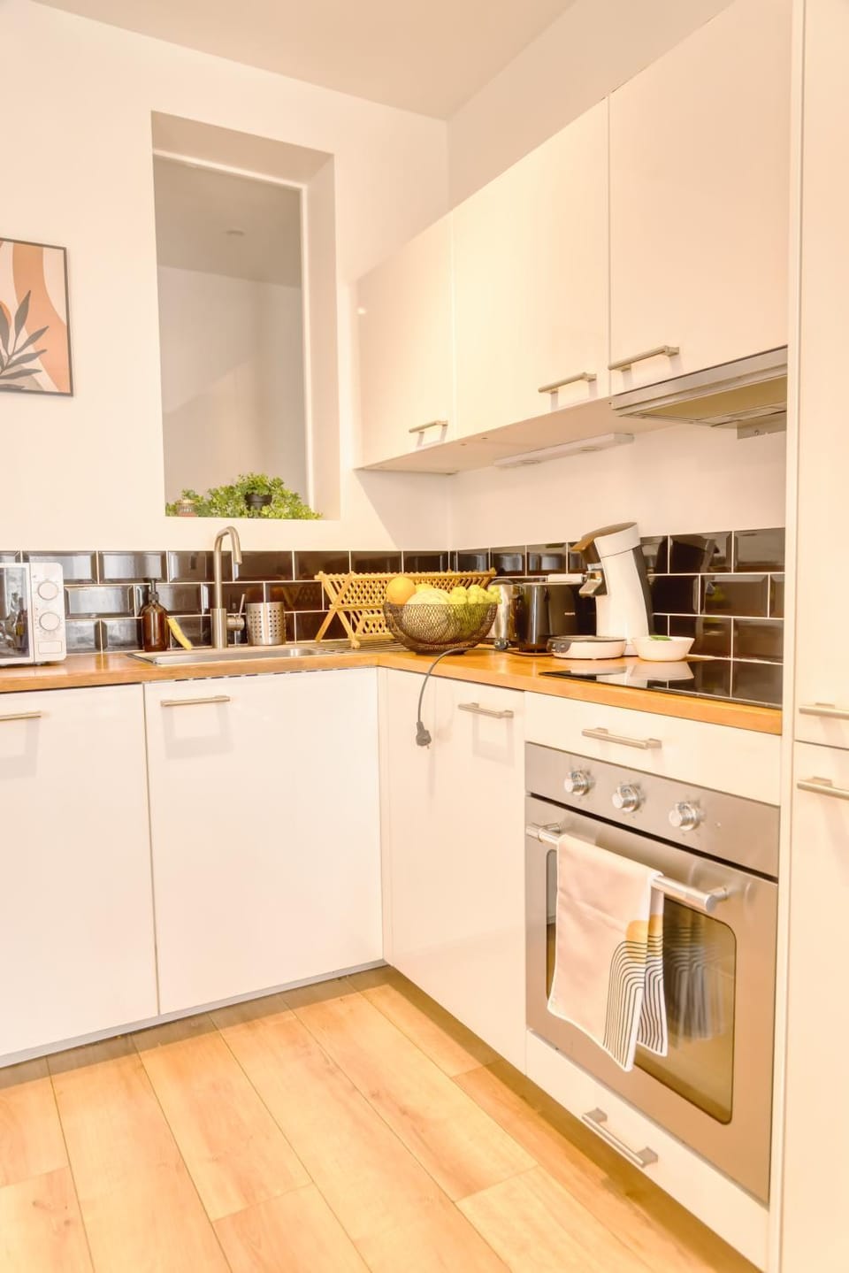 Kitchen or kitchenette, dishwasher, oven