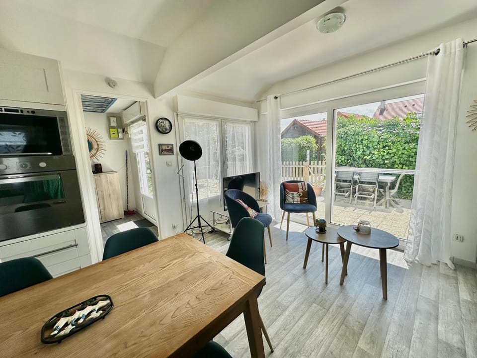 Patio, Balcony/Terrace, Living room, Seating area, Dining area