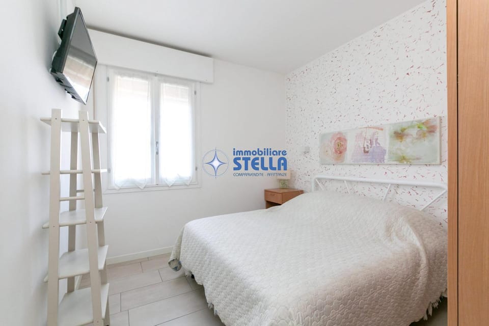 Bed, TV and multimedia, Photo of the whole room