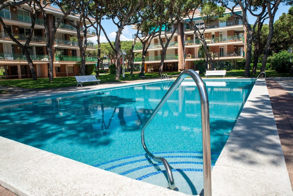 Swimming pool, sunbed