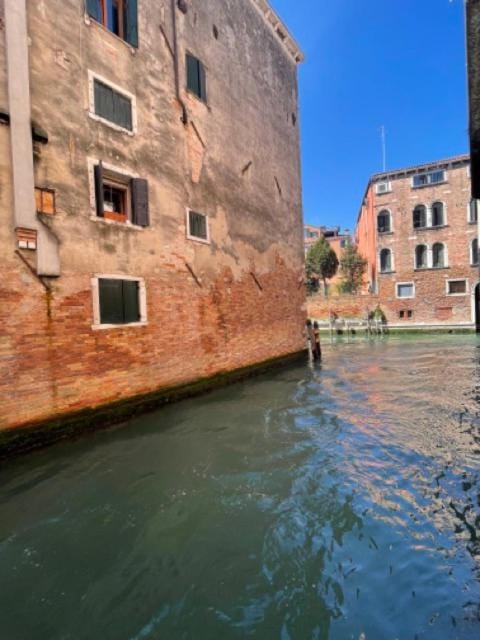Lovely flat with canal view near Rialto Bridge Apartment in Venice