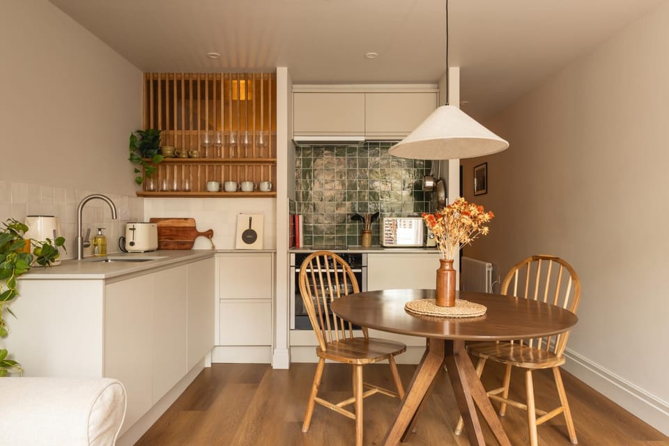 Coffee/tea facilities, Kitchen or kitchenette, Seating area, Dining area, kitchen