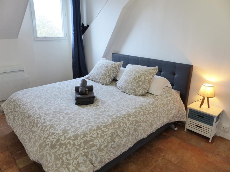 Bed, Bedroom, towels