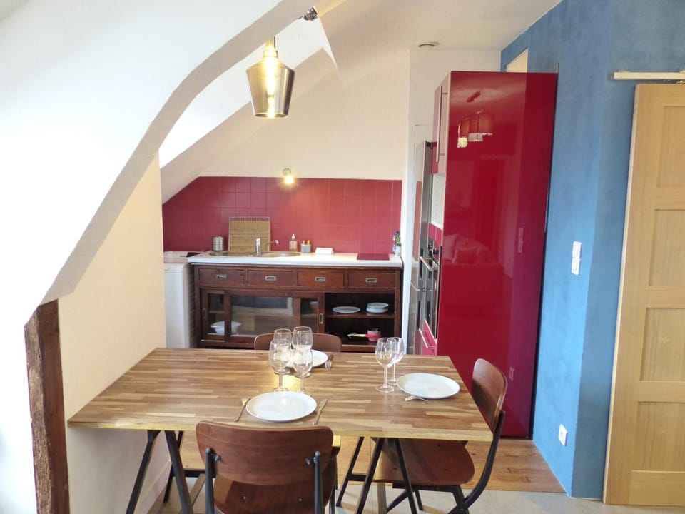 Kitchen or kitchenette, Dining area