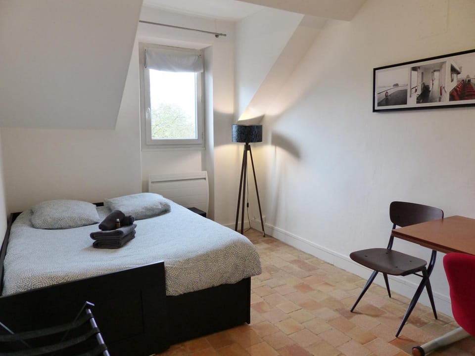 Bed, Bedroom, towels