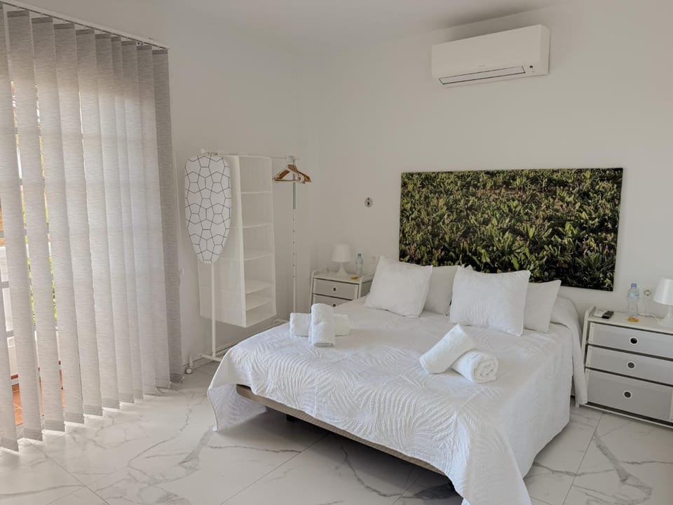 Bed, Bedroom, air conditioner