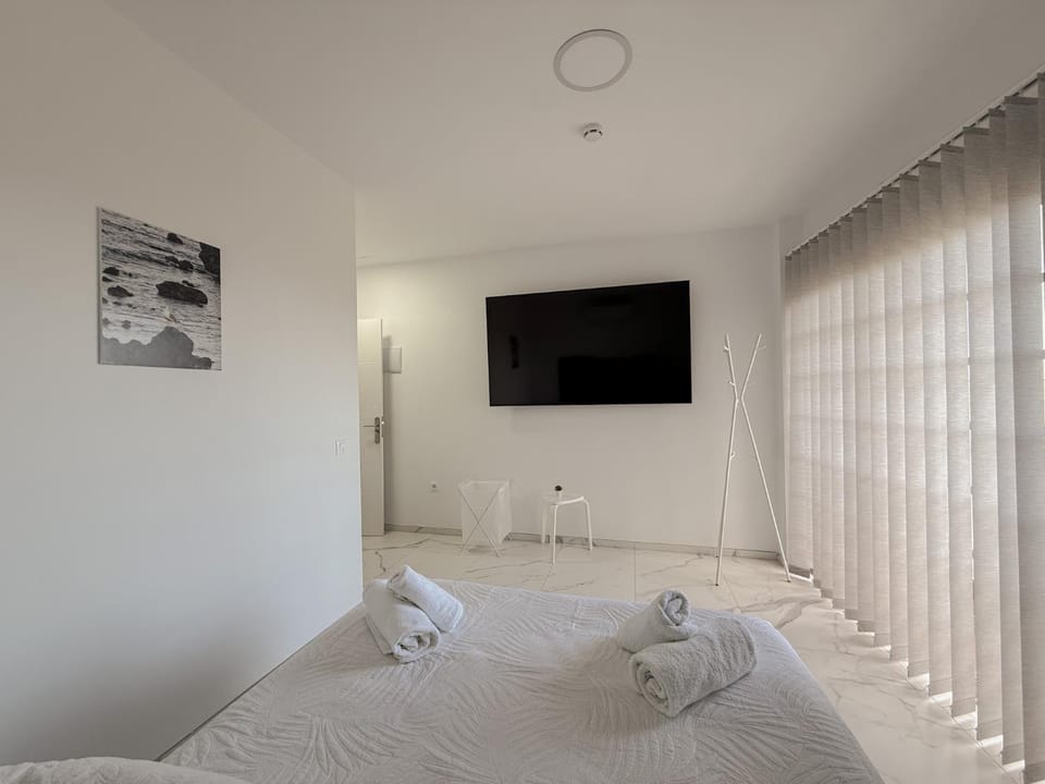 Bed, TV and multimedia, Photo of the whole room, Bedroom