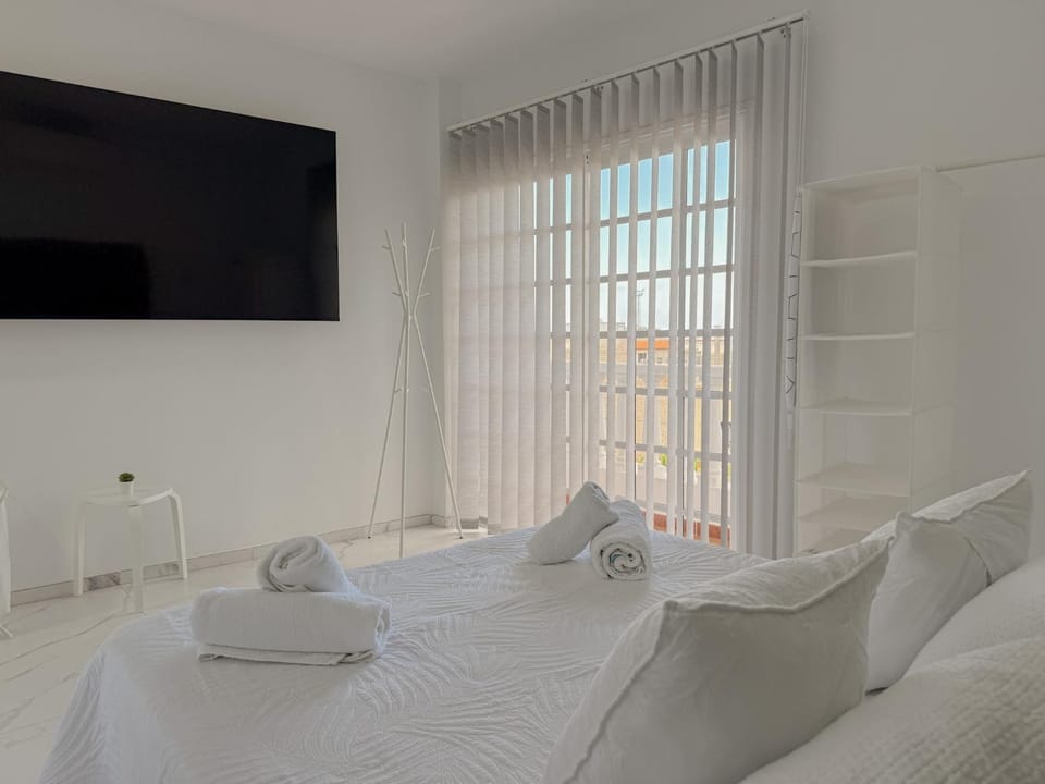 Bed, TV and multimedia, Bedroom