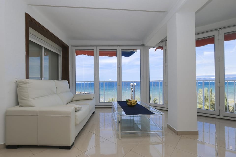 Communal lounge/ TV room, Living room