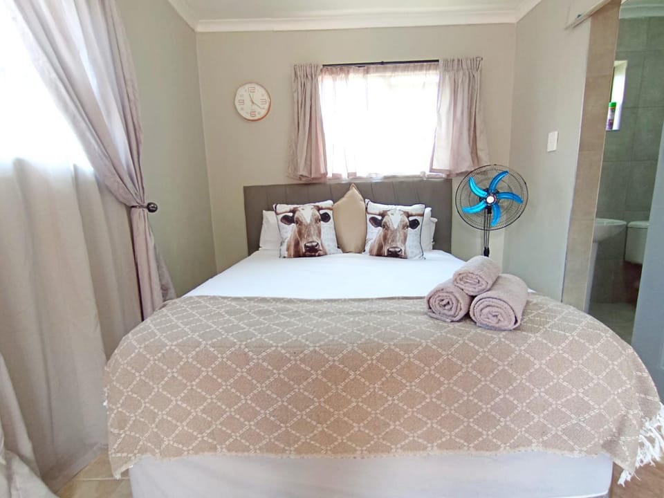 Bed, fireplace